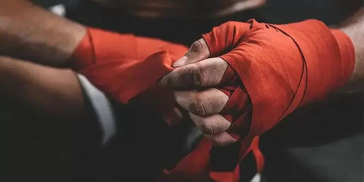 وسایل-مورد-نیاز-کیک-بوکسینگ-تجهیزات-لازم-برای-کیک-بوکسینگ-محصول-محمد-موسوی-باند-بوکس-ورزشی-قرمز.