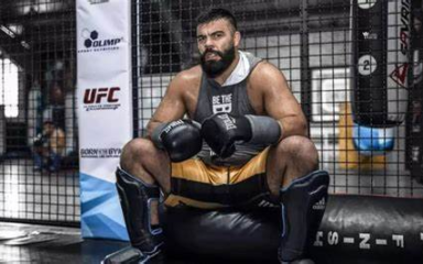 امیر علی اکبری کشتی گیر معروف که در رشته ی ورزشی mma در حال فعالیت است.